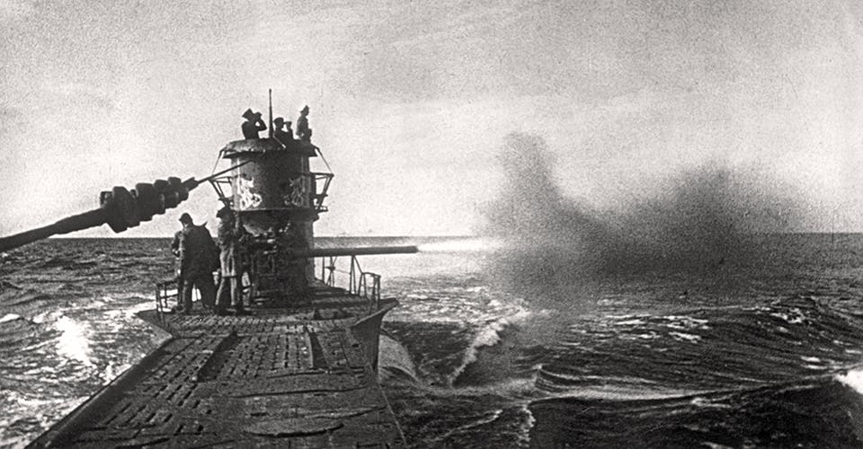 Günther Priens U 47 fotograferad under en attack Günther Priens U 47 fotograferad under en attack